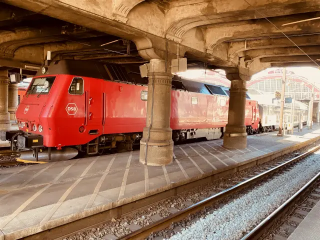 Billede af DSB ME 1504 fotograferet ud for København Hovedbanegård.