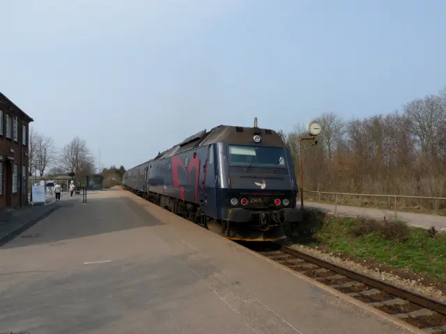 Billede af DSB ME 1505 fotograferet ud for Glumsø Station.