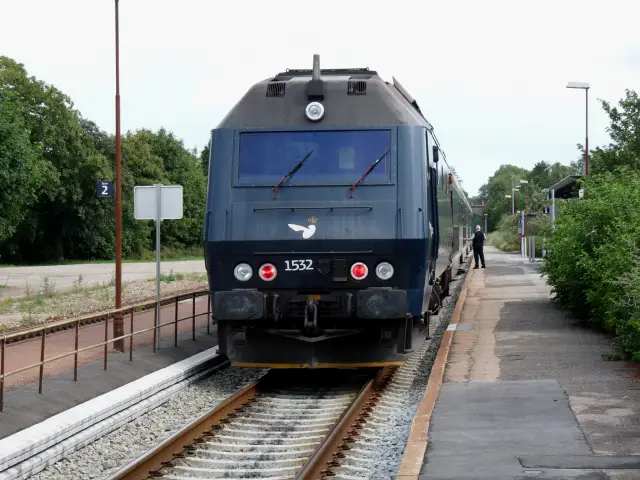 Billede af DSB ME 1532 fotograferet ud for Svebølle Station.