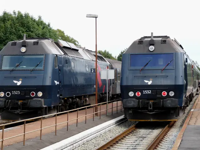 Billede af DSB ME 1532 i krydsning med DSB ME 1523 fotograferet ud for Svebølle Station.