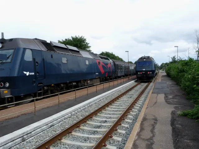 Billede af DSB ME 1532 i krydsning med DSB ME 1523 fotograferet ud for Svebølle Station.