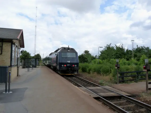 Billede af DSB ME 1535 fotograferet ud for Hvalsø Station.