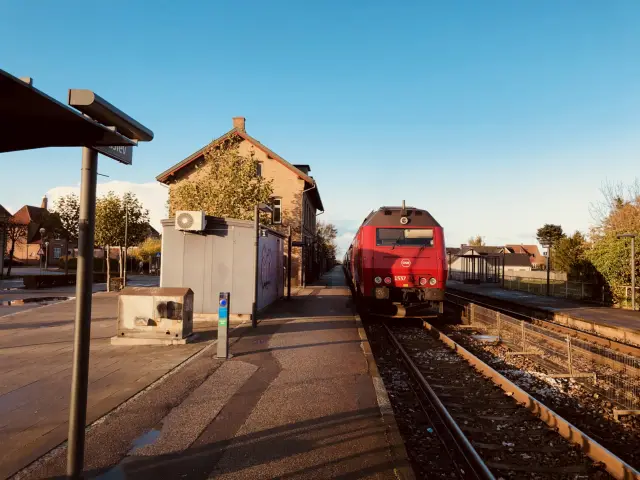 Billede af DSB ME 1537 fotograferet ud for Nørre Alslev Station.