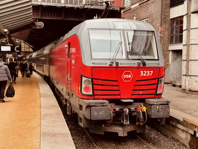 Billede af DSB EB 3237 fotograferet ud for København Hovedbanegård.