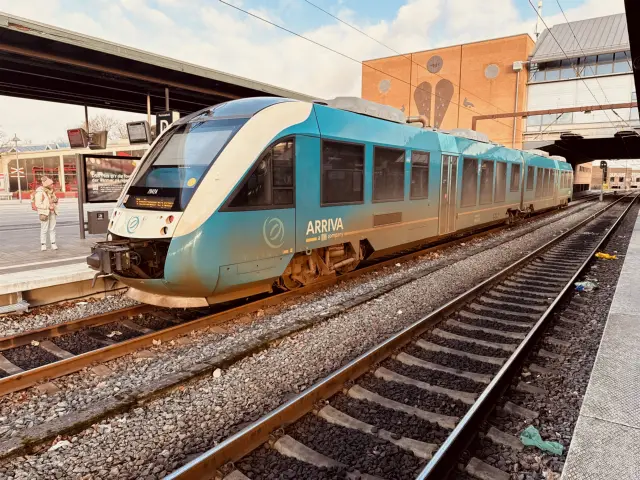 Billede af ARRIVA AR 2042 fotograferet ud for Odense Banegård Center.