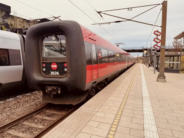 Billede af DSB ER 2026 fotograferet ud for Ørestad Station.