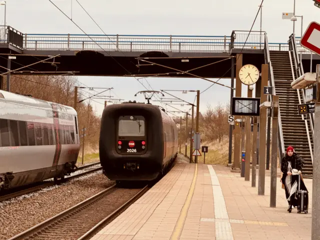 Billede af DSB ER 2026 fotograferet ud for Ørestad Station.