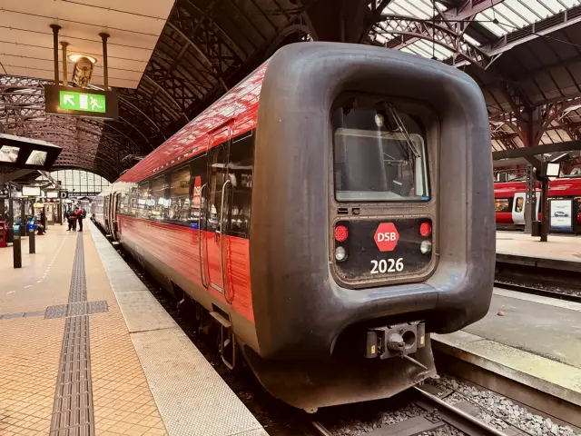 Billede af DSB ER 2026 fotograferet ud for København Hovedbanegård.