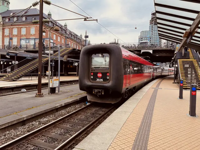Billede af DSB ER 2026 fotograferet ud for København Hovedbanegård.