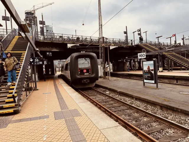 Billede af DSB ER 2019 fotograferet ud for København Hovedbanegård.
