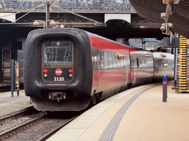 Billede af DSB ER 2020 fotograferet ud for København Hovedbanegård.