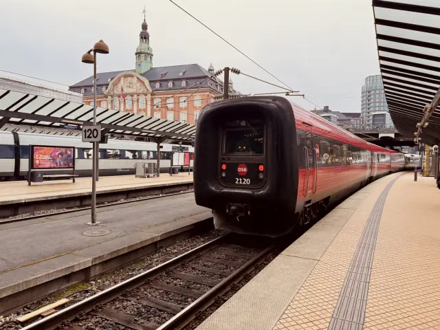 Billede af DSB ER 2020 fotograferet ud for København Hovedbanegård.