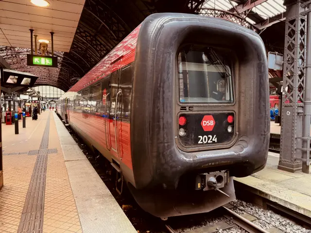 Billede af DSB ER 2024 fotograferet ud for København Hovedbanegård.