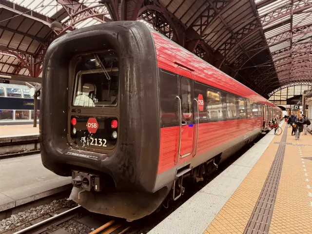 Billede af DSB ER 2032 fotograferet ud for København Hovedbanegård.
