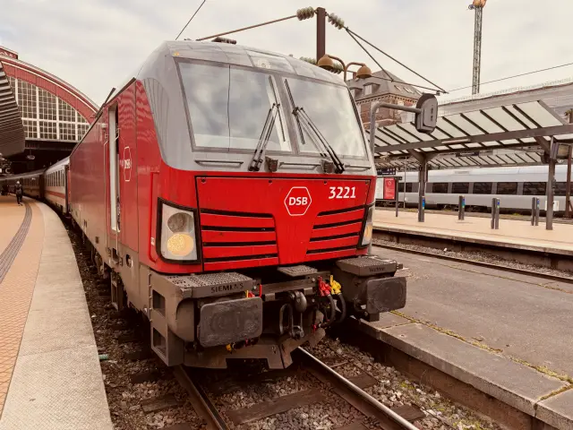 Billede af DSB EB 3221 fotograferet ud for København Hovedbanegård.