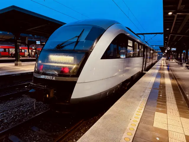 Billede af ARRIVA AR 3065, tidligere DSB MQ 4115-4915 fotograferet ud for Odense Banegård Center.