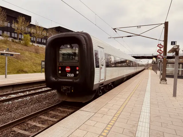 Billede af DSB ER 2010 fotograferet ud for Ørestad Station.