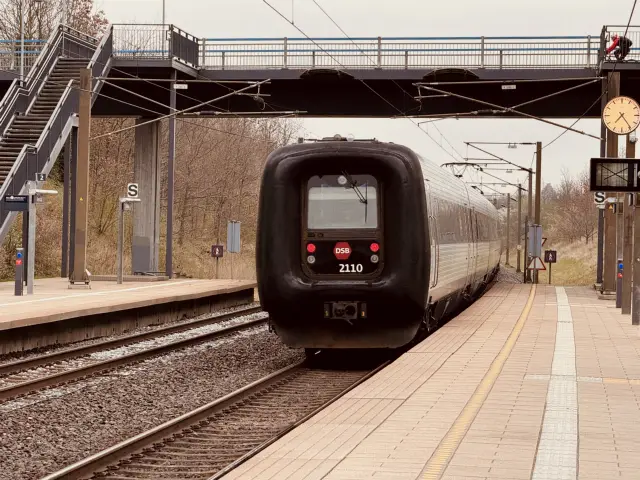 Billede af DSB ER 2010 fotograferet ud for Ørestad Station.
