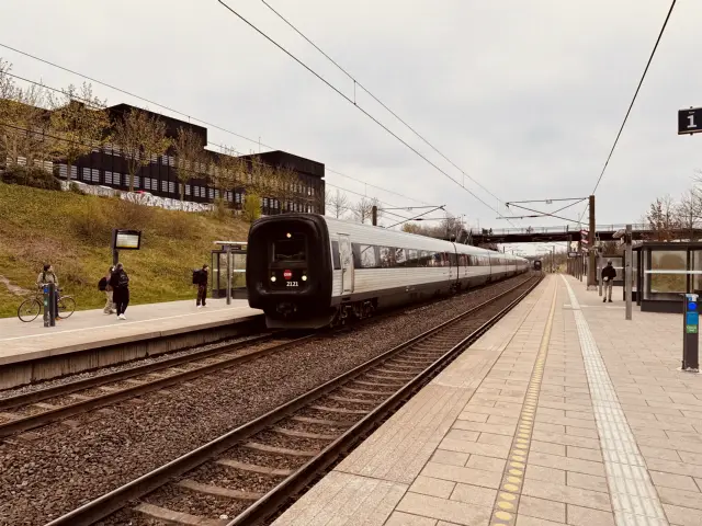 Billede af DSB ER 2021 fotograferet ud for Ørestad Station.