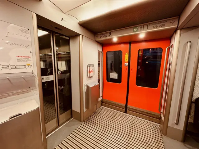 Billede af indretningen af DSB Øresundstog Litra ET - Bombardier årgang 2002-2012.