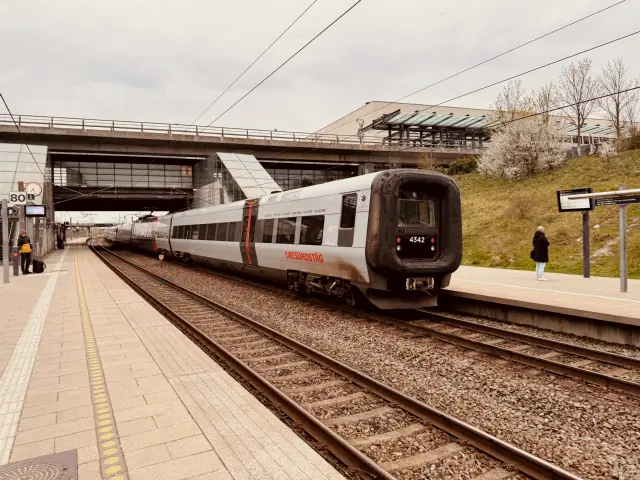 Billede af DSB Øresundstog Litra ET 4342 ud for Ørestad Station - Bombardier årgang 2002-2012.
