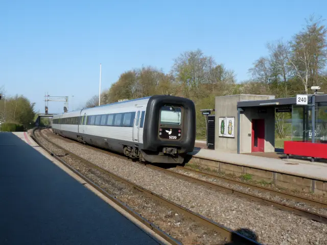 Billede af DSB Litra MF 5220 (IC3) ud for Skanderborg Station - Scandia årgang 1989-1998.