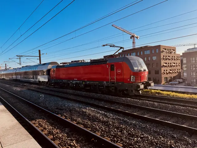 Billede af DSB EB 3242 fotograferet ud for Nordhavn S-togstrinbræt.