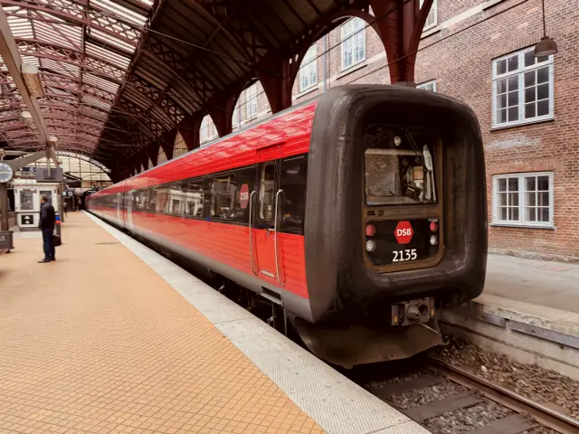Billede af DSB ER 2035 fotograferet ud for København Hovedbanegård.