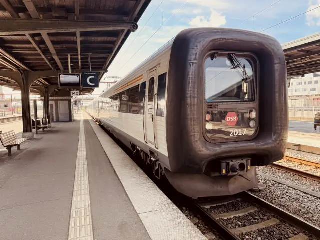 Billede af DSB ER 2017 fotograferet ud for Odense Banegård Center.