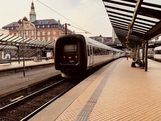 Billede af DSB ER 2005 fotograferet ud for København Hovedbanegård.