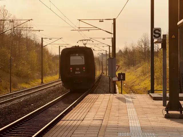 Billede af DSB ER 2024 fotograferet ud for Ørestad Station.