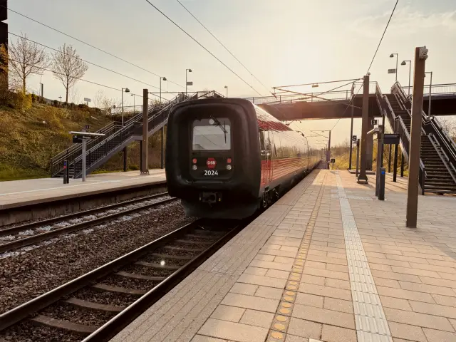 Billede af DSB ER 2024 fotograferet ud for Ørestad Station.