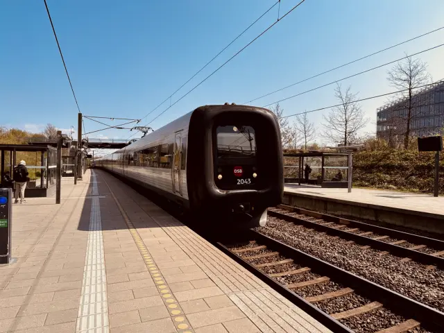 Billede af DSB ER 2043 fotograferet ud for Ørestad Station.
