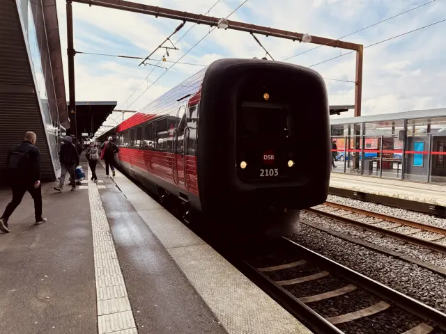 Billede af DSB ER 2003 fotograferet ud for Ørestad Station.