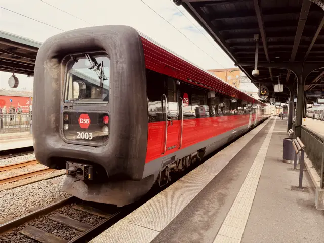 Billede af DSB ER 2003 fotograferet ud for Ørestad Station.