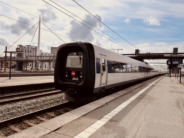 Billede af DSB ER 2043 fotograferet ud for Odense Banegård Center.