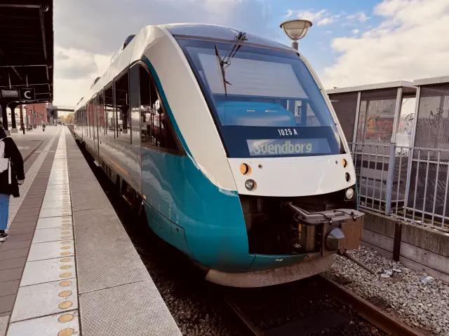 Billede af ARRIVA AR 1025 fotograferet ud for Odense Banegård Center.