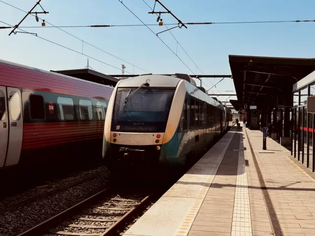 Billede af ARRIVA AR 1017 fotograferet ud for Odense Banegård Center.