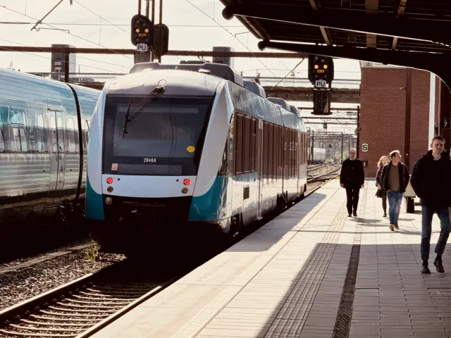 Billede af ARRIVA AR 2046 fotograferet ud for Odense Banegård Center.