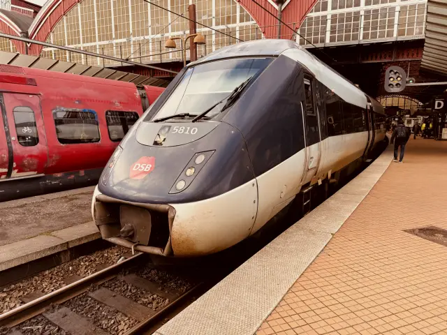 Billede af DSB MG 5610 fotograferet ud for København Hovedbanegård.