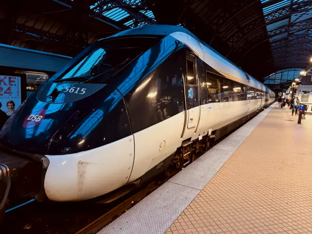 Billede af DSB MG 5615 fotograferet ud for København Hovedbanegård.