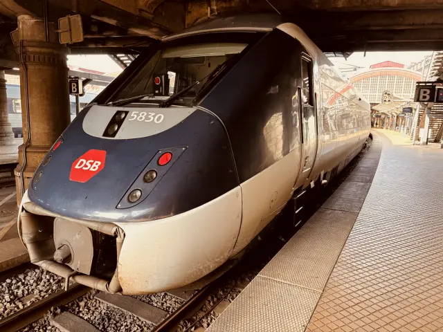 Billede af DSB MG 5630 fotograferet ud for København Hovedbanegård.