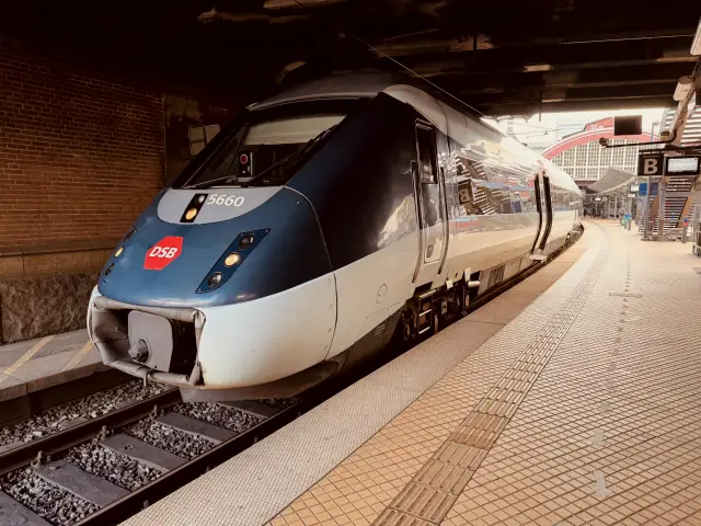 Billede af DSB MG 5660 fotograferet ud for København Hovedbanegård.