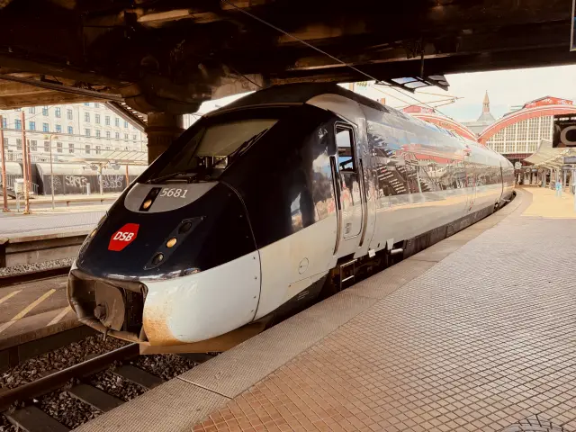 Billede af DSB MG 5681 fotograferet ud for København Hovedbanegård.
