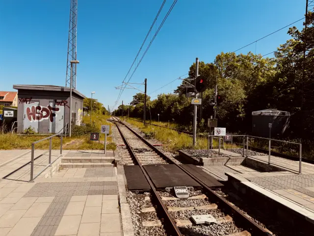 Billede af Hornslet Letbanestations ind og udkørsel.