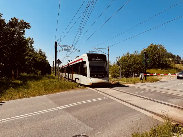 Billede af Aarhus Letbane togsæt 2107 fotograferet ud for Ryomgård Letbanestation.