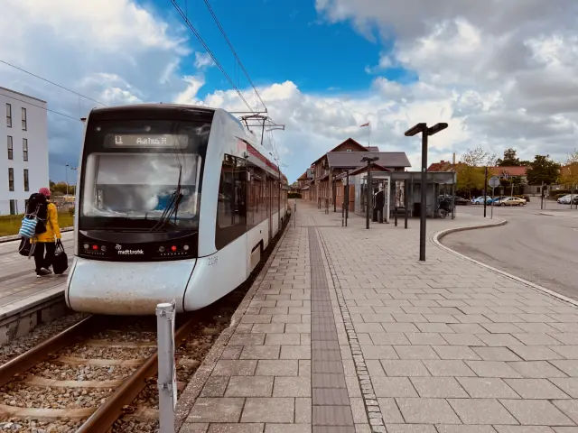 Billede af Aarhus Letbane togsæt 2108 fotograferet ud for Grenaa Letbanestation.