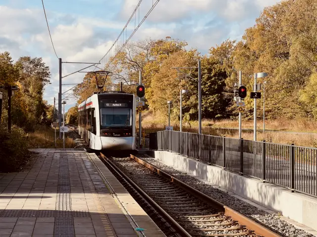 Billede af Aarhus Letbane togsæt 2112 fotograferet ud for Trustrup Letbanestation.