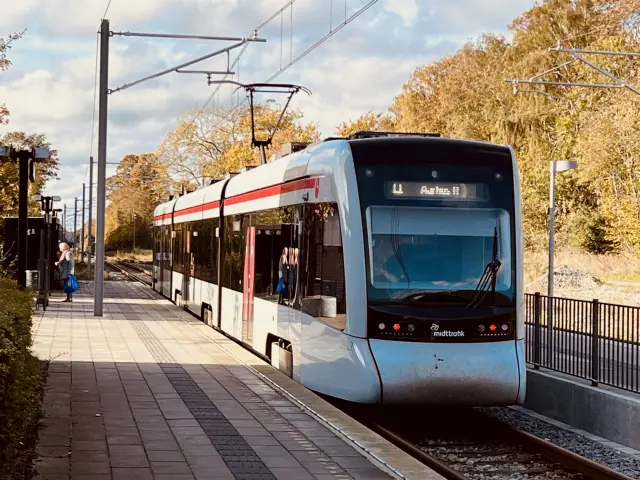 Billede af Aarhus Letbane togsæt 2112 fotograferet ud for Trustrup Letbanestation.