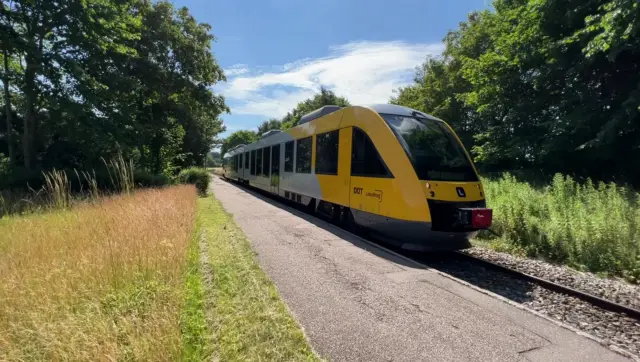 Billede af LT 127-227, tidligere LB 127-227 fotograferet ud for Saltrup Station.